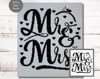 Puede incluir: Diseño de arte de píxeles en blanco y negro de las palabras "Mr & Mrs" con pequeños corazones que rodean el texto. El diseño está sobre un fondo gris.