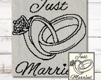 Puede incluir: Un diseño pixelado en blanco y negro sobre un fondo gris claro presenta dos anillos de boda entrelazados. Las palabras "Just Married" están escritas en una fuente cursiva. Una versión más pequeña del diseño está en la esquina inferior derecha.