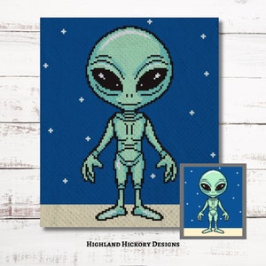Puede incluir: Un extraterrestre verde pixelado con ojos grandes y una boca pequeña se encuentra de pie sobre un fondo azul con estrellas blancas. El extraterrestre tiene un cuerpo delgado con brazos y piernas. El extraterrestre está de pie sobre una superficie marrón claro.