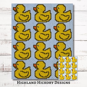 Może przedstawiać: Jasnoniebieska tkanina z powtarzającym się wzorem żółtych pikselowych kaczek z pomarańczowymi dziobami. Słowa "HIGHLAND HICKORY DESIGNS" są wydrukowane na dole tkaniny.