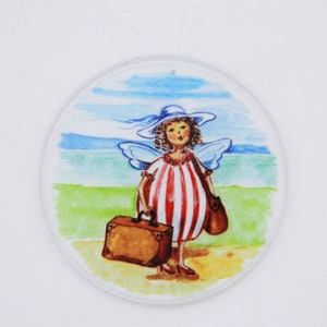 Könnte beinhalten: Ein Aquarellbild eines Mädchens mit Flügeln, das ein rot-weiß gestreiftes Kleid und einen blauen Hut trägt und einen braunen Koffer hält. Sie steht auf einer grünen Grasfläche mit blauem Himmel und Wolken im Hintergrund.