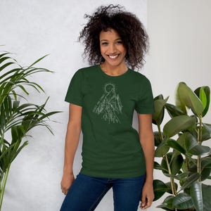 Puede incluir: Una camiseta verde oscuro con un gráfico blanco de una cordillera y el texto "Seek And Summit".