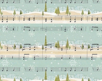 Könnte beinhalten: Ein sich wiederholendes Muster mit Noten, Winterbäumen und Schneeflocken auf hellblauem Hintergrund. Das Design umfasst stilisierte immergrüne Bäume, schneebedeckte Hügel und Notenlinien, wodurch ein festliches Winterthema entsteht. Der Text "freespiritfabrics.com" ist unten sichtbar.