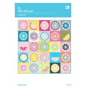 Puede incluir: Un patrón de colcha colorido con una cuadrícula de 36 cuadrados, cada uno con un diseño diferente de rodaja de fruta. La colcha se titula "the FRUIT JUICE quilt" y es de "violet craft". El hashtag "#fruitjuicequilt" y "No. 032" también están incluidos.