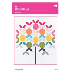 Puede incluir: Un patrón de colcha colorido que presenta un árbol estilizado con un tronco y ramas hechas de círculos y hojas. El árbol está lleno de círculos coloridos que representan frutas. El patrón de colcha se titula "The Citrus Grove Quilt" de Violet Craft. El hashtag #citrusgrovequilt se incluye debajo de la imagen.