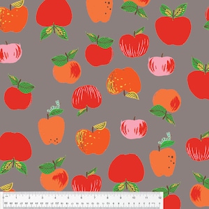 Może przedstawiać: Wzór bez szwów z czerwonymi, pomarańczowymi i różowymi jabłkami z zielonymi liśćmi na szarym tle. Jabłka są stylizowane i mają fantazyjny, ręcznie rysowany wygląd.