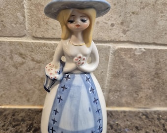 Figura decorativa de campana de cerámica vintage de una dama rubia con sombrero, hecha en Japón.