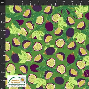 Peut inclure: Un tissu vert avec un motif répété de fruits de la passion. Le fruit est représenté à la fois entier et coupé en deux, avec les graines visibles. Le tissu présente également des feuilles vertes.