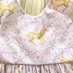 Pinkes Pony Kleid für Mädchen, Pony Kleid in Pink für Mädchen, Pinkes Pony Party Kleid, Pinkes Pony Thema Geburtstagskleid