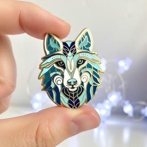 Mac Tíre: The Wolf of Ancient Ireland Enamel Pin