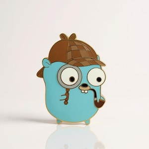 Könnte beinhalten: Ein hellblauer Cartoon-Charakter-Pin, der als Detektiv gestaltet ist, mit braunem Hut, Lupe und Pfeife. Der Pin hat einen goldenen Umriss und ist vor einem weißen Hintergrund platziert. Die Figur hat große Augen und einen kleinen Mund.