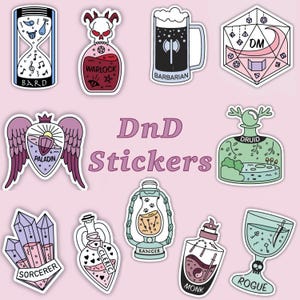 Puede incluir: Una colección de pegatinas DnD coloridas sobre un fondo rosa. Las pegatinas presentan varios diseños, incluyendo un reloj de arena, botellas de pociones, una jarra de cerveza, un dado, un escudo con alas, cristales y una linterna. El texto incluye "BARD", "WARLOCK", "BARBARIAN", "DM", "DRUID", "PALADIN", "SORCERER", "CLERIC", "RANGER", "MONK" y "ROGUE".