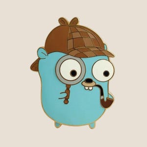 Op de afbeelding: Blauwe cartoonkarakterpin met een bruine detectivehoed en een pijp. Het personage houdt een vergrootglas vast. De pin heeft een gouden rand tegen een neutrale achtergrond.
