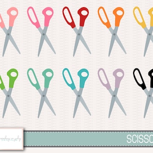 Puede incluir: Diez pares de tijeras con mangos de diferentes colores. Los mangos son rosa, rojo, naranja, amarillo, verde, turquesa, morado, negro y dos tonos de verde. Las tijeras están todas cerradas y cruzadas.