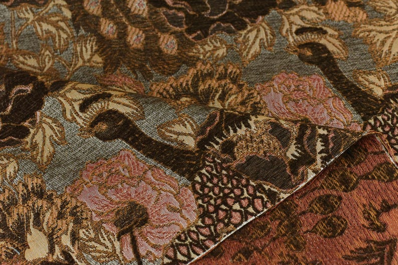 K&ouml;nnte beinhalten: Nahaufnahme eines Stoffes mit einem floralen Muster in Braun-, Rosa- und Graut&ouml;nen. Der Stoff hat eine strukturierte, gewebte Optik.