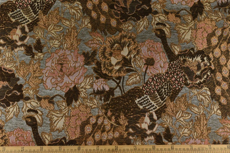 K&ouml;nnte beinhalten: Brauner und rosa Bl&uuml;mchenstoff mit einem sich wiederholenden Muster aus Pfauen und Blumen. Der Stoff hat eine strukturierte, gewebte Optik.