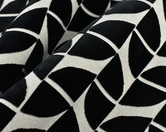 Tela de terciopelo jacquard de corte geométrico en nogal, negro y blanco, para tapicería de sillas o sofás.
