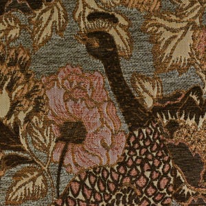 K&ouml;nnte beinhalten: Nahaufnahme eines Stoffes mit einem braunen, rosa und beigefarbenen Blumenmuster. Der Stoff hat eine strukturierte, gewebte Optik.