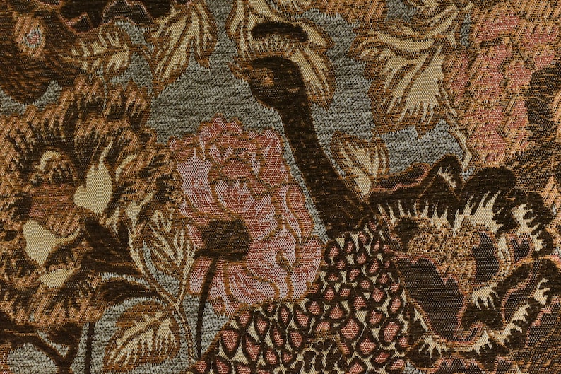 K&ouml;nnte beinhalten: Nahaufnahme eines Stoffes mit einem braunen, rosa und beigefarbenen Blumenmuster. Der Stoff hat eine strukturierte, gewebte Optik.