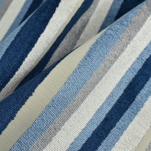 Tissu d&#39;ameublement épais en velours bleu blanc texturé à rayures géométriques surélevées pour fauteuil | 55 po. L/680 g/m²
