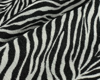 Peut inclure: Tissu à motif zèbre noir et blanc avec un design texturé et tissé.