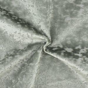 以下が含まれることがあります： 質感のあるグレーの生地のクローズアップ。生地は柔らかく、わずかに光沢のある仕上がりです。