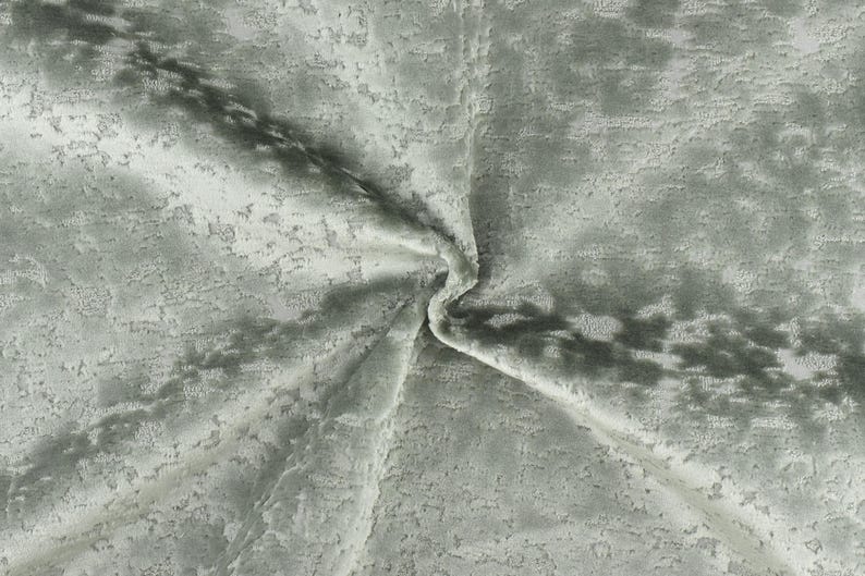 以下が含まれることがあります： 質感のあるグレーの生地のクローズアップ。生地は柔らかく、わずかに光沢のある仕上がりです。