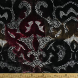 Designer Schwerer Vintage Geometrischer Blumenschnitt Samtpolsterstoff In Schwarz Rot Gold |