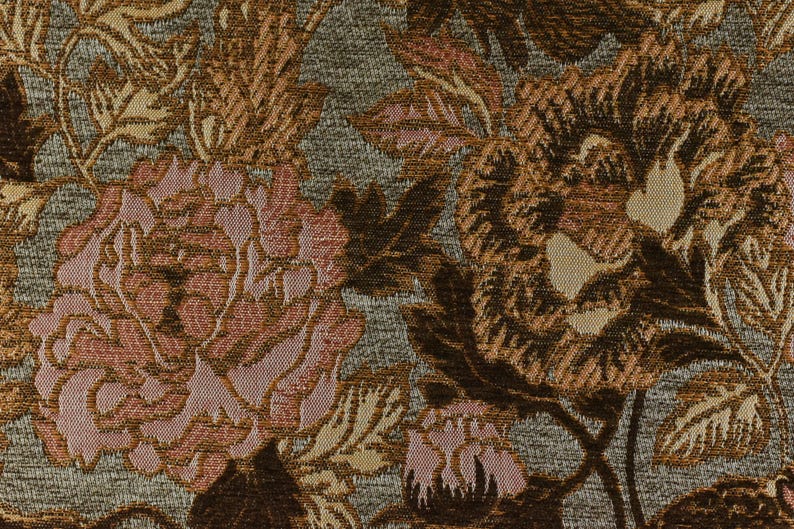 K&ouml;nnte beinhalten: Nahaufnahme eines Stoffes mit Blumenmuster. Der Stoff hat eine braune, rosa und beige Farbgebung. Die Blumen sind stilisiert und haben eine strukturierte Oberfl&auml;che.