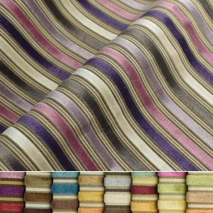 Op de afbeelding: Close-up van een gestreepte stof in verschillende kleuren, waaronder paars, roze, grijs en beige. De stof is geweven met een subtiele textuur en voelt zacht en luxueus aan.