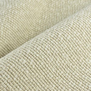Könnte beinhalten: Nahaufnahme eines strukturierten, cremefarbenen Stoffes mit einem gewebten Muster. Der Stoff ist gefaltet und zeigt die Textur und die Richtung des Gewebes. Das Material wirkt weich und ist möglicherweise für Polster oder Kleidung geeignet.