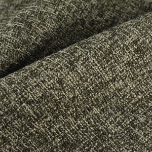 Puede incluir: Primer plano de una tela texturizada con apariencia tejida. La tela es una mezcla de hilos grises y blanquecinos, creando un efecto moteado. El tejido es visible, con líneas diagonales y una textura ligeramente rugosa.