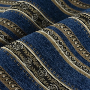Könnte beinhalten: Blauer und brauner gestreifter Stoff mit einem sich wiederholenden Muster aus Blumen- und geometrischen Designs.