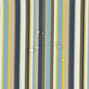 Può includere: Un tessuto a righe con strisce blu, gialle e marroni alternate. Sono visibili gocce d'acqua sul tessuto.