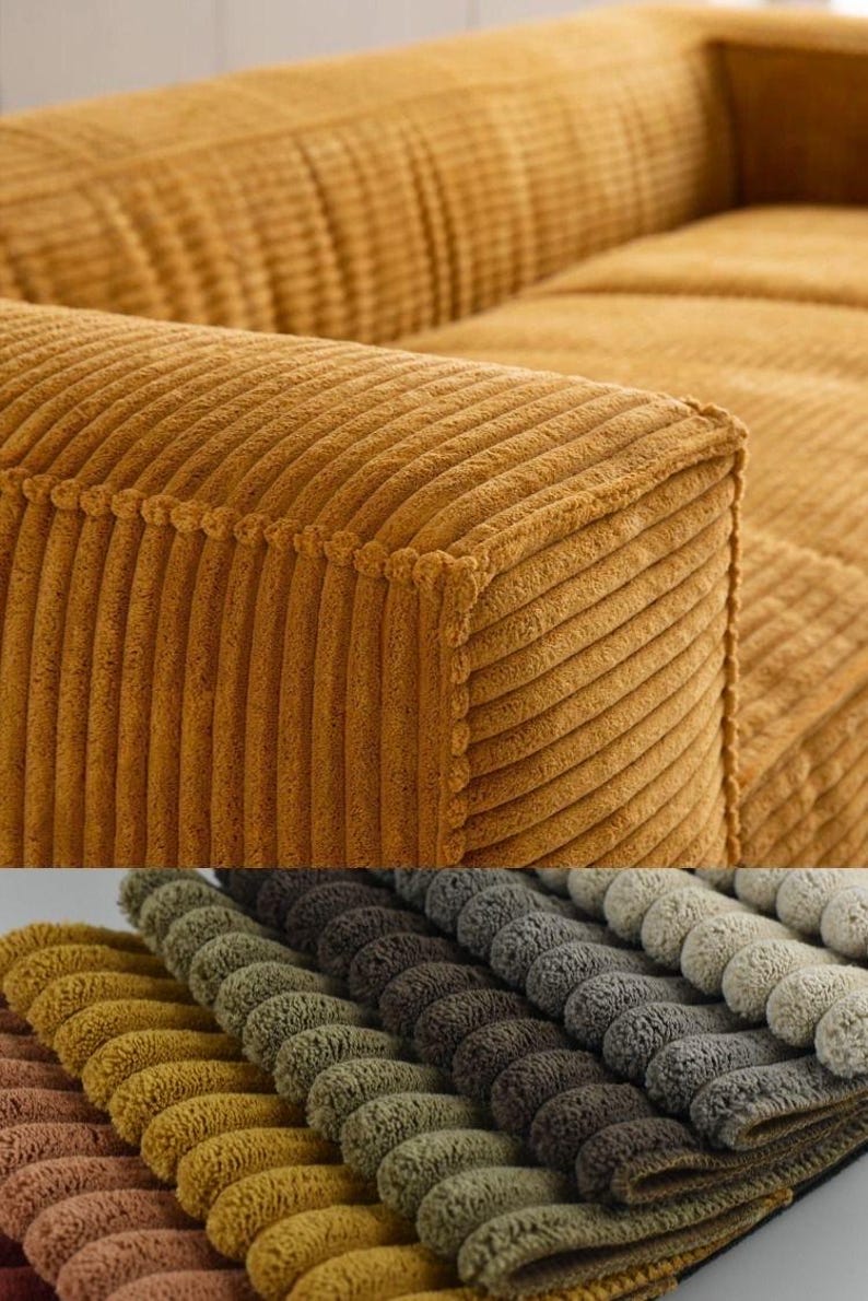 K&ouml;nnte beinhalten: Nahaufnahme eines senfgelben Cord-Sofas mit einem dicken, strukturierten Stoff. Das Sofa besteht aus mehreren modularen Teilen.