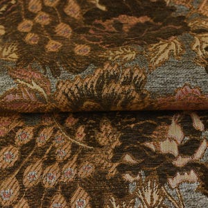 K&ouml;nnte beinhalten: Nahaufnahme eines braunen und grauen Stoffes mit einem Blumenmuster. Der Stoff hat eine strukturierte Oberfl&auml;che und einen dezenten Glanz.