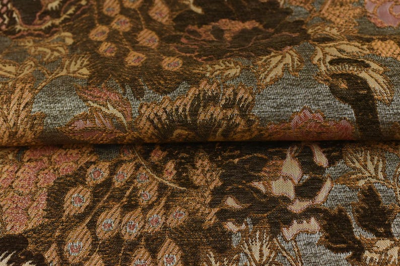 K&ouml;nnte beinhalten: Nahaufnahme eines braunen und grauen Stoffes mit einem Blumenmuster. Der Stoff hat eine strukturierte Oberfl&auml;che und einen dezenten Glanz.