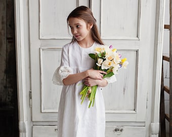 Prête à être expédiée, robe de demoiselle d'honneur en lin blanc, robe fluide à manches cloche, robe d'été en lin longueur genou pour petite fille