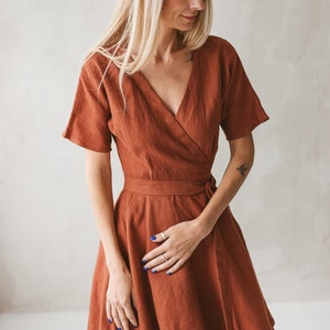 Womens wrap linen dress CLEO, Kimono robe style wrap midi dress, Linen bridesmaid dress with short sleeves, Summer wedding guest dress 画像 4