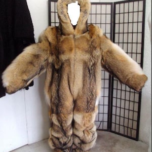 Handgefertigter Schneeanzug aus Kojotenfell: Maßgeschneiderter Overall mit Kapuze