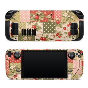 Puede incluir: Una consola Steam Deck con una piel personalizada. El diseño es un patchwork con motivos florales, fresas y lunares en tonos rojos, rosas, verdes y crema. La consola tiene botones de control negros.