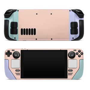 Pode incluir: Um console de jogos portátil rosa e azul com uma tela preta e botões. O console tem um joystick e um touchpad do lado direito.