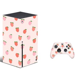 Peut inclure: Une peau de console Xbox Series X rose clair et une peau de manette assortie. Les peaux présentent un motif répété de pêches dans des tons de rose et d'orange avec des feuilles vertes. La manette a des boutons et des joysticks noirs.