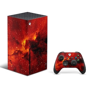 Puede incluir: Una consola Xbox Series X negra y un mando con un diseño de nebulosa roja y naranja.