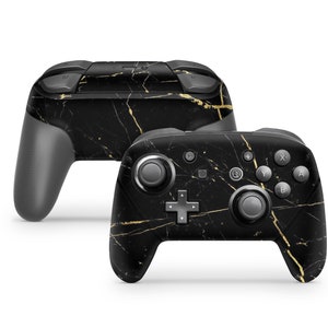 Op de afbeelding: Zwart-gouden Nintendo Switch-controller met een marmerpatroon. De controller heeft een zwart-gouden ontwerp met een marmerpatroon.