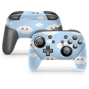 Op de afbeelding: Een blauwe en witte Nintendo Switch-controller met een schattig wolkendesign. De controller heeft een lichtblauwe achtergrond met witte wolken die vrolijke gezichten hebben. De controller heeft alle standaardknoppen, inclusief A, B, X, Y en een directionele pad.