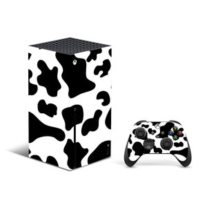 Puede incluir: Una piel de consola y mando Xbox Series X con estampado de vaca en blanco y negro.