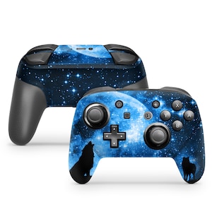 Może przedstawiać: Czarny kontroler Nintendo Switch z niebiesko-białym wzorem galaktyki z pełnią księżyca i dwoma wyjącymi wilkami.