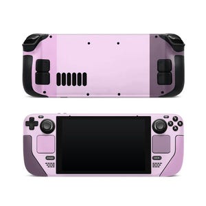 Op de afbeelding: Een lichtroze handheld gameconsole met zwarte accenten. De console heeft een zwart scherm, knoppen en joysticks. De bovenaanzicht toont de achterkant met ventilatieopeningen en knoppen. De onderaanzicht toont de voorkant.