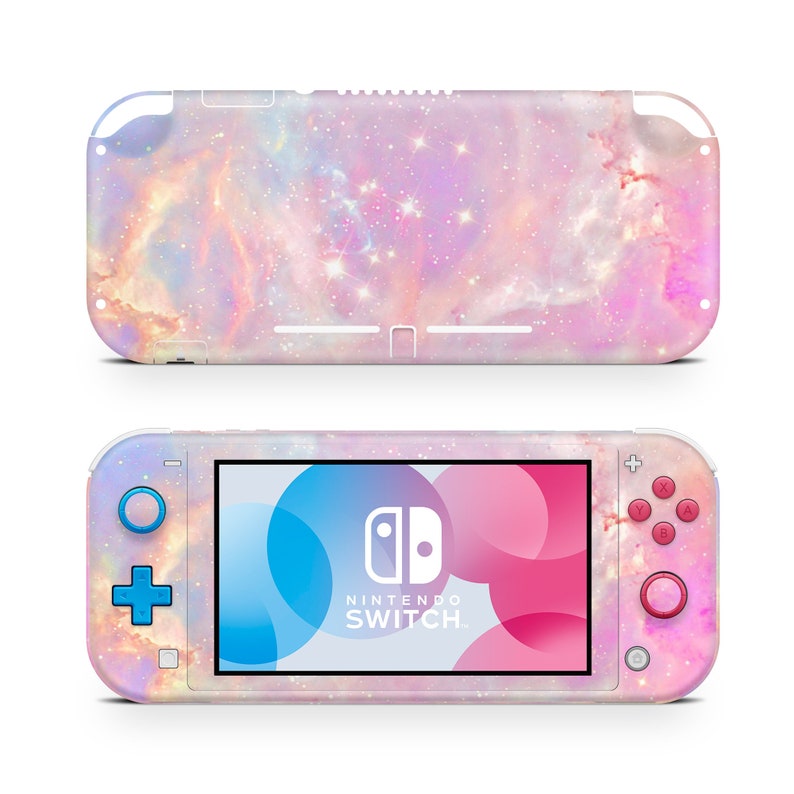 Puede incluir: Una consola Nintendo Switch Lite de color rosa y azul con tem&aacute;tica de galaxia, con un mando rosa y azul y una pantalla rosa y azul. La consola tiene el logotipo de Nintendo Switch en la pantalla.